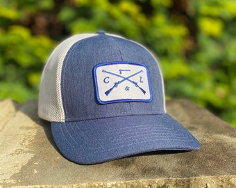 Patch met Concord & Lex-logo en blauwe gemêleerde snapback-truckerhoed