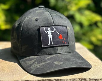 Gorra Flexfit Multicam negra con parche del pirata Barbanegra