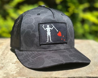 Gorra con parche de bandera de Barbanegra y camuflaje de pato oscuro – Richardson 112 Snapback