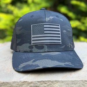 Grijze gegraveerde Amerikaanse vlagpatch – Zwarte Multicam Camo Snapback pet