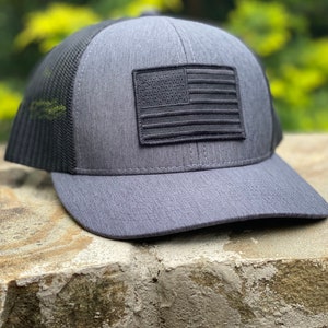 Amerikanische Flagge Patch Cap, Dunkel Grau Schwarz Mesh Snapback Trucker Style von Concord & Lex