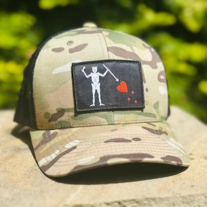 Multicam Grön Kamouflagehatt och Svart Svartskäggspärr SnapBack-hatt från Concord & Lex.