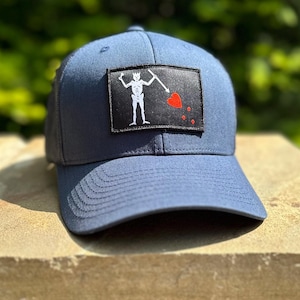 Svart Blackbeard-märke och marinblå SnapBack-keps i truckerstil från Concord & Lex.