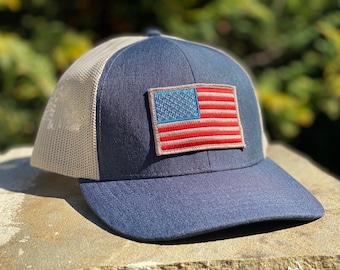 Czapka z naszywką z flagą amerykańską i ciemnoniebieską czapką typu snapback w kolorze melanżowym od Concord & Lex