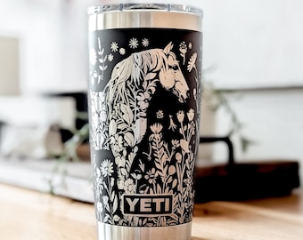 20 oz - Gobelet YETI à 360 motifs floraux gravés d'un cheval