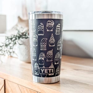 Gobelet yéti nain de jardin, cadeau fantaisiste de jardinier, tasse de voyage gravée en acier inoxydable de 20 oz Noir