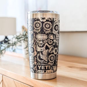 Vaso YETI de 20 oz - 360 con grabado láser del Día de los Muertos con calavera de azúcar.