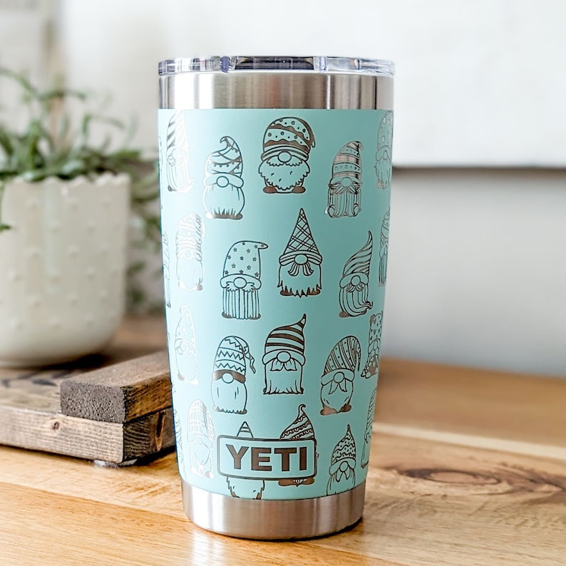Gobelet yéti nain de jardin, cadeau fantaisiste de jardinier, tasse de voyage gravée en acier inoxydable de 20 oz Seafoam