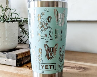 Atmosfera da Bulldog Francese: Bicchiere termico YETI da 590 ml con incisione, perfetto per gli appassionati di bulldog francesi, i proprietari di bulldog e come regalo a tema canino.