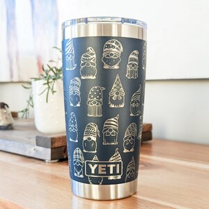 Gobelet yéti nain de jardin, cadeau fantaisiste de jardinier, tasse de voyage gravée en acier inoxydable de 20 oz Navy