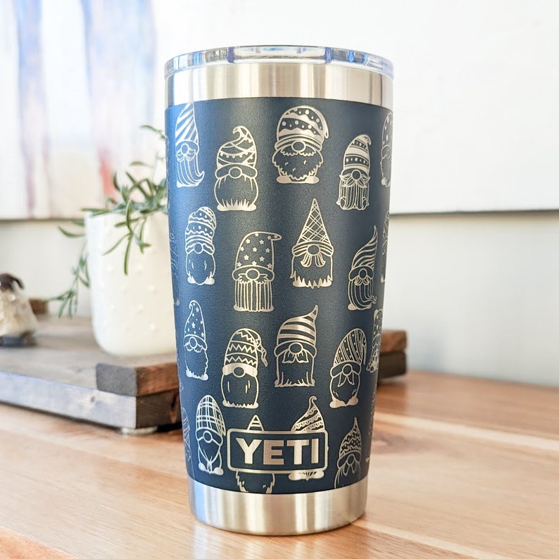 Gobelet yéti nain de jardin, cadeau fantaisiste de jardinier, tasse de voyage gravée en acier inoxydable de 20 oz Navy