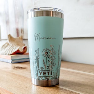 Copo YETI personalizado de 20 onças com estampa de flores silvestres 360 gravadas a laser