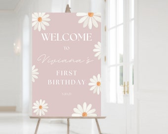 Puede incluir: Un cartel de bienvenida rosa con margaritas blancas y el texto "Bienvenido a Viviana's First Birthday 5.20.23".