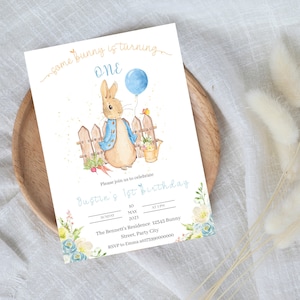 Invito modificabile per la festa del primo compleanno di Peter Rabbit, invito per il primo compleanno di coniglietto rustico, invito per modello floreale primaverile di coniglietto blu ragazzo