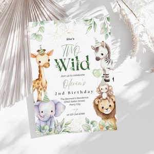 Può includere: Un invito bianco con foglie verdi e un'illustrazione ad acquerello di una giraffa, una zebra, un elefante, una scimmia e un leone. Il testo sulla carta recita "She's Two Wild Join us to celebrate Olivia's 2nd Birthday The Bennett's Residence 12345 Safari Street, Party City at 021-345-6789"