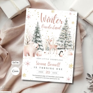 Op de afbeelding: Een 5x7 inch uitnodiging met een winterwonderland thema. De uitnodiging toont een aquarel illustratie van een ijsbeer, hert en pinguïn in een besneeuwd bos. De tekst bevat "Winter Onederland" en evenementdetails voor Sienna Bennetts eerste verjaardag.