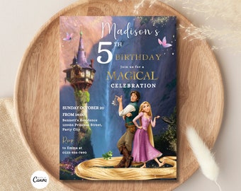 Puede incluir: Una invitación de cumpleaños morada y azul con una imagen de dibujos animados de Rapunzel y Flynn Rider de la película Enredados. La invitación dice "Madison's 5th Birthday Join us for a Magical Celebration" e incluye la fecha, la hora y el lugar de la fiesta.