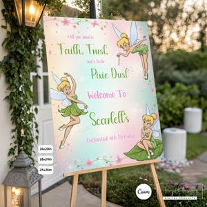 Puede incluir: Un letrero de bienvenida en un caballete con temática de hadas. El letrero dice: "Todo lo que necesitas es Fe, Confianza y un poco de Polvo de Hadas. Bienvenido al 4º Cumpleaños Encantado de Scarlett". Con ilustraciones de hadas, disponible en 40x50cm, 45x60cm y 60x90cm.