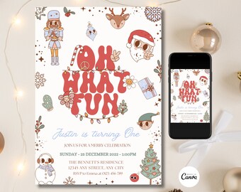 Puede incluir: Una invitación digital para un primer cumpleaños, con el texto "Oh What Fun" en rojo. El diseño incluye ilustraciones festivas de personajes navideños y un árbol de Navidad. Un smartphone muestra la invitación.