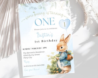 Puede incluir: Una tarjeta de invitación azul y blanca con una ilustración de acuarela de un conejo sosteniendo una cesta. El texto en la tarjeta dice "Some bunny is turning one. Please join us to celebrate Justin's 1st Birthday. Sunday, March 20, 1 PM. The Bennett's Residence, 12345 Bunny Street, Party City. RSVP to Emma at 012-345-6789. See you there!"