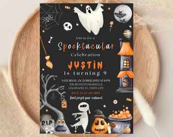 Könnte beinhalten: Eine schwarze Halloween-Partyeinladung mit einem Geist, einem Spukhaus, einer Mumie, einem Kürbis und einem Kessel. Der Text lautet: Join us for a Spooktacular Celebration, JUSTIN is turning 9, SATURDAY, OCTOBER 29TH AT 8 PM, THE BENNETTS RESIDENCE, 1234 SPOOKY ST., PARTY CITY, RSVP AT 123 456 7890, Don't forget your costume!