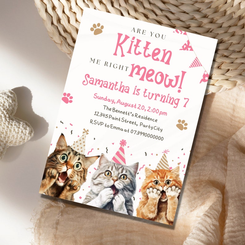 Op de afbeelding: Een roze en witte verjaardagsuitnodiging met de tekst "Are you Kitten Meow! Samantha is turning 7" en een afbeelding van drie katten die feestmutsen dragen. De uitnodiging bevat de datum, tijd en locatie van het feest.