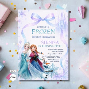 Puede incluir: Una tarjeta de invitación de cumpleaños de 12,7 x 17,8 cm con Elsa, Anna y Olaf de Frozen. El diseño incluye un lazo morado, un castillo y copos de nieve. Texto: Join us in a Frozen birthday celebration, Sienna is turning five, Sunday April 20, 2027, 2:00 PM - 5:00 PM, Crystal Snow Hall, 123 Frost Blossom Lane, Winterwood, NY 11725, RSVP to Emma at (555) 428-9176.