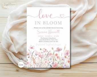 Può includere: Un invito a una festa di addio al nubilato rosa e bianco con un design floreale. L'invito recita "love in bloom" e include il nome "Sienna Bennett".