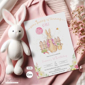Invitation premier anniversaire Peter Rabbit : modèle numérique photo modifiable pour fête florale rose fille