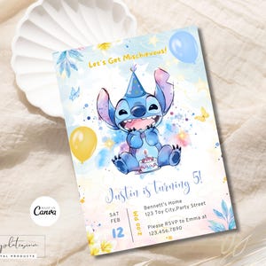 Pode incluir: Um convite de aniversário com um personagem de desenho animado azul com um chapéu de festa. O convite tem o texto "Let's Get Mischievous!" e "Justin está fazendo 5 anos!" com detalhes do evento. O design inclui balões e detalhes em aquarela.
