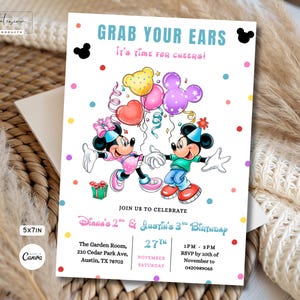 Può includere: Invito di 12,7 x 17,8 cm con Topolino e Minnie, palloncini e coriandoli. Il testo dice "Grab Your Ears, It's Time for Cheers!" e include i dettagli per una festa di compleanno.