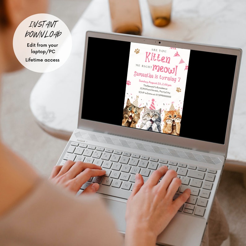 Op de afbeelding: Een laptopscherm waarop een roze en gouden verjaardagsuitnodiging te zien is met een afbeelding van drie kittens die feestmutsen dragen. De uitnodiging luidt "Are you kitten meow!" en "Samantha wordt 7 jaar".