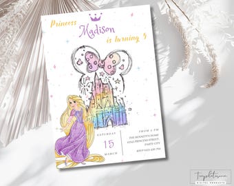 Può includere: Un invito stampabile per una festa di compleanno a tema principessa. L'invito presenta un disegno di un castello, un fiocco e una principessa con lunghi capelli biondi. Il testo sull'invito recita "Princess Madison compie 4 anni" e include la data e l'ora della festa.
