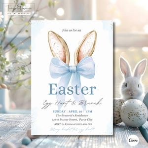 Könnte beinhalten: Eine blaue und weiße Oster-Einladung mit Hasenohren und einer Schleife. Die Einladung lautet "Join us for an Easter Egg Hunt & Brunch" mit Datum und Uhrzeit. Sie enthält auch die Adresse und RSVP-Informationen.