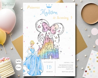 Puede incluir: Una invitación imprimible de 12,7 x 17,8 cm para una fiesta de cumpleaños con temática de princesa. La invitación presenta un dibujo animado de Cenicienta, un castillo y un lazo. El texto de la invitación dice "Princess Madison is turning 5" e incluye la fecha, la hora y la ubicación de la fiesta.