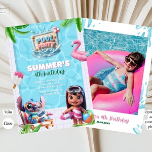 Può includere: Invito a una festa in piscina su due pagine, con una foto di un bambino su un galleggiante. L'invito include il testo "4° compleanno estivo" con personaggi dei cartoni animati e grafica a tema piscina. Misura 12,7 x 17,8 cm.