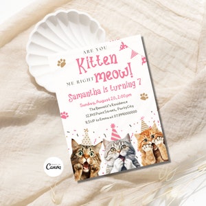 Op de afbeelding: Een roze en witte verjaardagsuitnodiging met een katten thema. De uitnodiging zegt "Are you kitten meow! Samantha is turning 7" en bevat een datum, tijd en locatie. De uitnodiging toont drie cartoon katten die feestmutsen dragen.