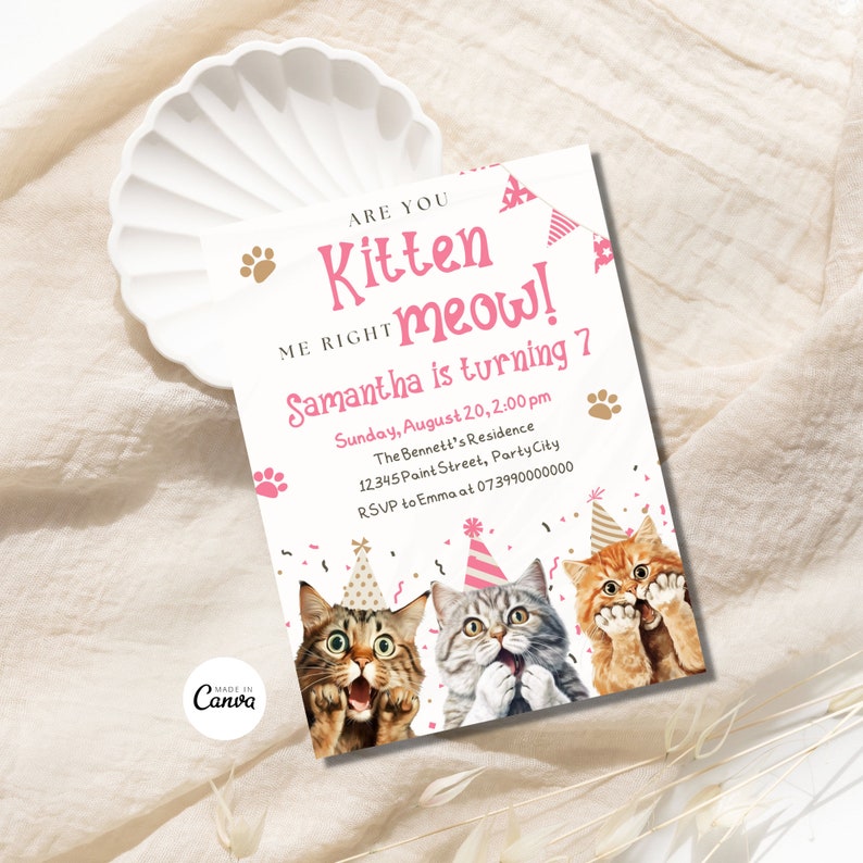 Op de afbeelding: Een roze en witte verjaardagsuitnodiging met een katten thema. De uitnodiging zegt "Are you kitten meow! Samantha is turning 7" en bevat een datum, tijd en locatie. De uitnodiging toont drie cartoon katten die feestmutsen dragen.