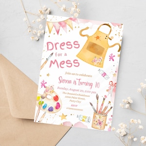 Może przedstawiać: Białe zaproszenie z różowymi i złotymi akcentami na przyjęcie urodzinowe dla dziecka. Zaproszenie zawiera napis "Dress for a Mess" i przedstawia żółty fartuch, pędzle i paletę. Tekst na zaproszeniu brzmi: "Join us to celebrate Sienna is Turning 10, Sunday, August 20, 2:00 pm, The Bennett's Residence, 12345 Paint Street, Party City, RSVP, 073990000000".
