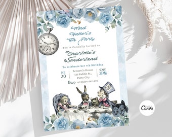 Peut inclure: Une invitation sur le thème d'Alice au pays des merveilles avec un motif floral bleu clair. L'invitation comprend le texte "Mad Hatter's Tea Party" et "Charlotte's Wonderland". Une montre de poche et des illustrations de personnages de l'histoire sont également présentées.