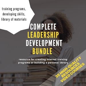 Könnte beinhalten: Eine Frau hält einen Stapel Bücher mit dem Text "COMPLETE LEADERSHIP DEVELOPMENT BUNDLE" auf dem obersten Buch. Der Text "resource for creating internal training programs or building a personal library" befindet sich unter dem Bücherstapel. Der Text "35 HIGH-QUALITY RESOURCES VIDEO COURSES" befindet sich auf einem gelben Banner in der unteren rechten Ecke des Bildes.