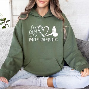 Pilates Lovers Hoodie, Peace Love Pilates Hoodie, Funny Pilates Hoodie, Yoga Hoodie, Peace Sign Hoodie, Cute Gym Hoodie, Pilates Life Hoodie Bild 1