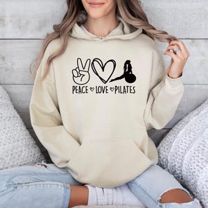 Pilates Lovers Hoodie, Peace Love Pilates Hoodie, Funny Pilates Hoodie, Yoga Hoodie, Peace Sign Hoodie, Cute Gym Hoodie, Pilates Life Hoodie Bild 2