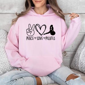 Pilates Lovers Hoodie, Peace Love Pilates Hoodie, Funny Pilates Hoodie, Yoga Hoodie, Peace Sign Hoodie, Cute Gym Hoodie, Pilates Life Hoodie Bild 4