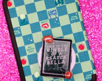 This Is Kindle Of A Reader Bella Glitter Mag Safe Grip, Hoa Hoa, Bookish Gift,  Reader Gift, Vampire SAGA, Bella Swan and Edward Cullen