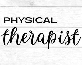以下が含まれることがあります： 白い木製の背景に黒と白のテキストで「PHYSICAL therapist」と書かれています。