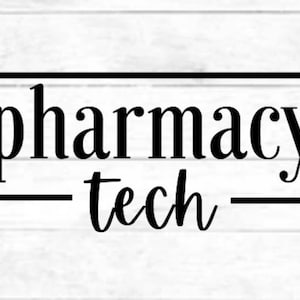 Pu&ograve; includere: Grafica di testo in bianco e nero con le parole "pharmacy tech" all'interno di un rettangolo nero.