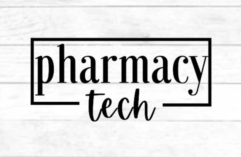 Pu&ograve; includere: Grafica di testo in bianco e nero con le parole "pharmacy tech" all'interno di un rettangolo nero.