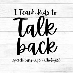 Op de afbeelding: Zwart-witte tekst op een witte houten achtergrond. De tekst luidt "Ik leer kinderen terugpraten logopedist".