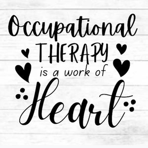以下が含まれることがあります： 白い木製の背景に黒と白のテキストグラフィック。テキストは「Occupational Therapy is a work of heart」です。